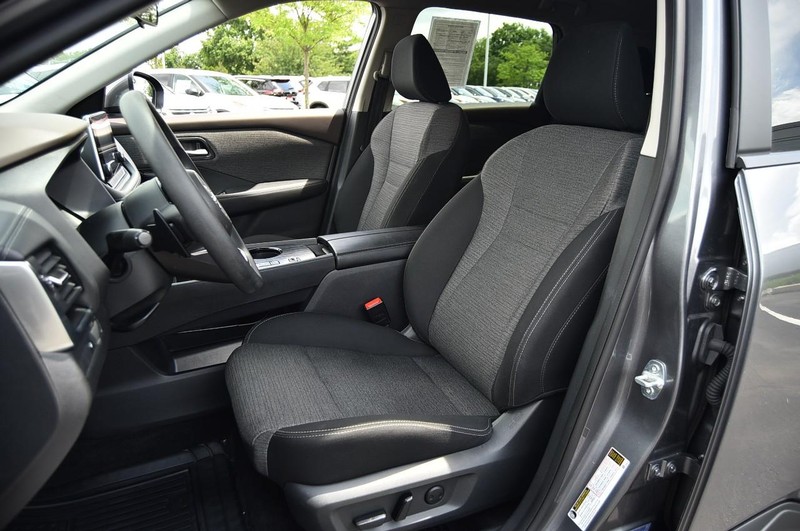 Nissan Rogue Vehicle Image 18