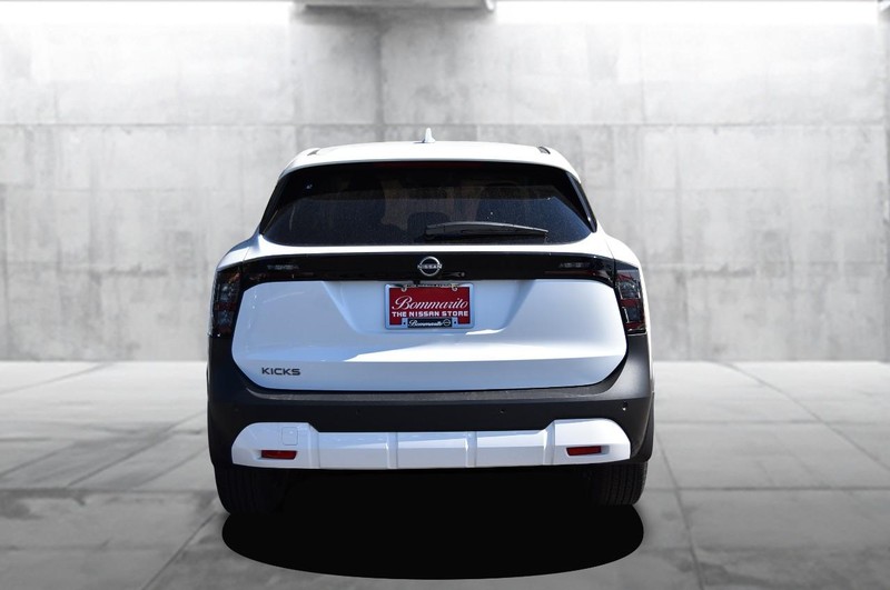 Nissan Kicks Vehicle Image 06