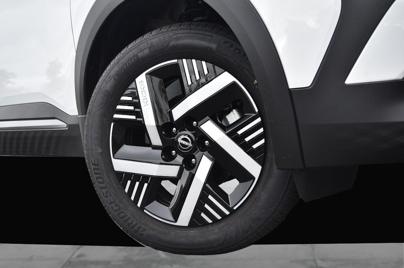 Nissan Kicks Vehicle Full-screen Gallery Image 3