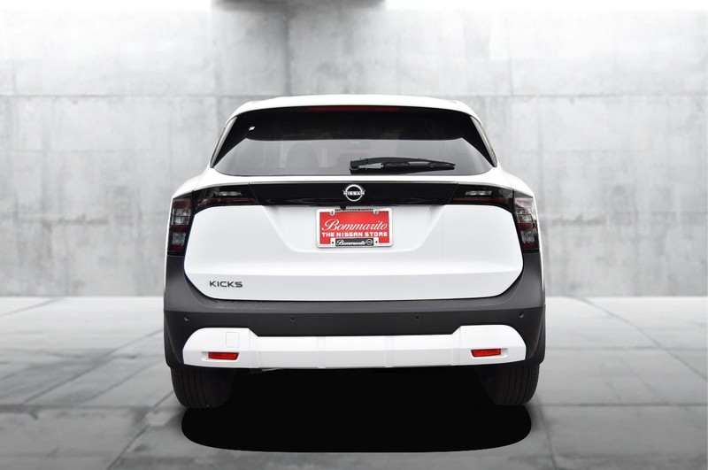 Nissan Kicks Vehicle Full-screen Gallery Image 6