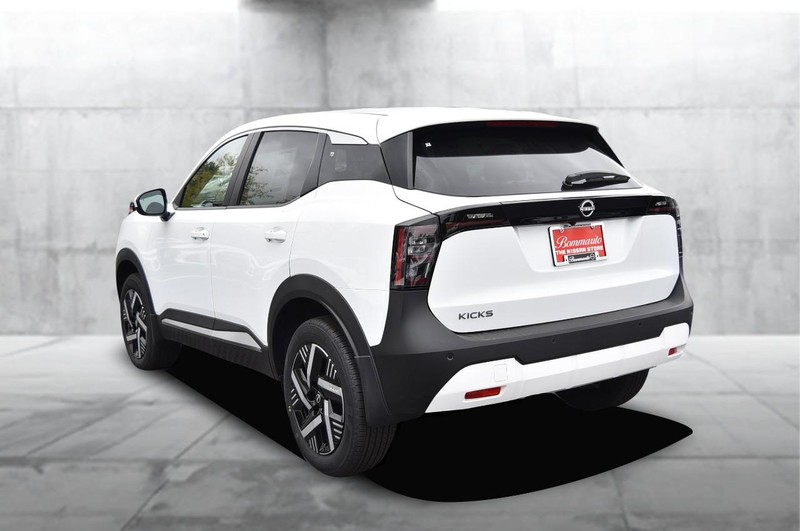 Nissan Kicks Vehicle Full-screen Gallery Image 7