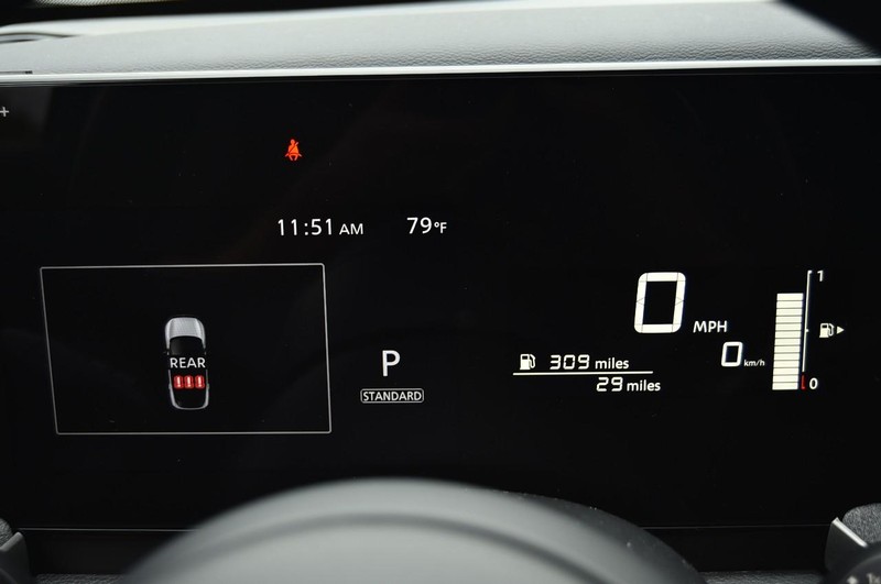 Nissan Kicks Vehicle Full-screen Gallery Image 12