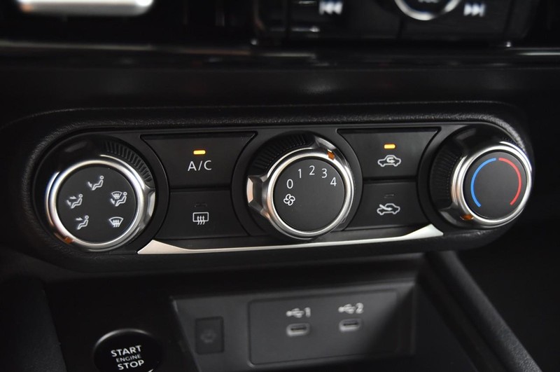 Nissan Kicks Vehicle Full-screen Gallery Image 16