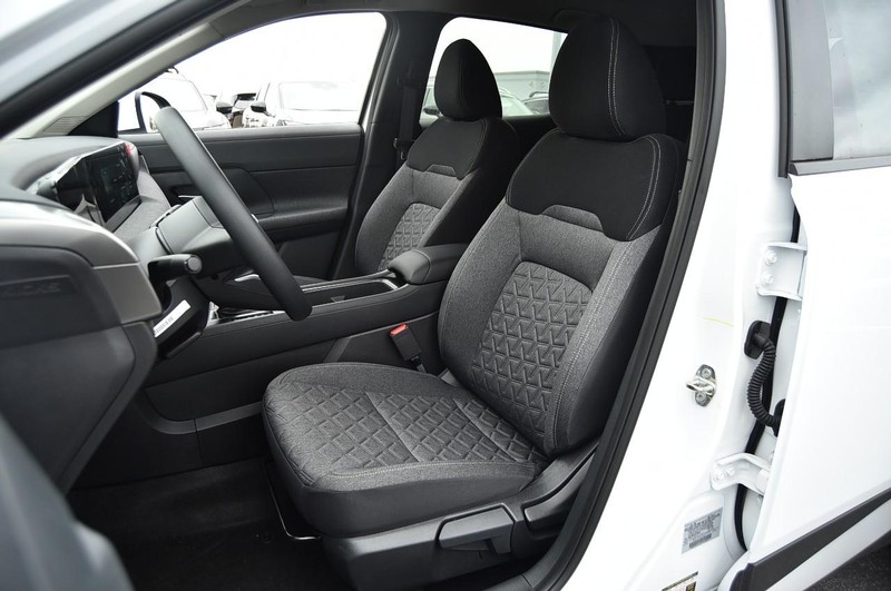 Nissan Kicks Vehicle Full-screen Gallery Image 21