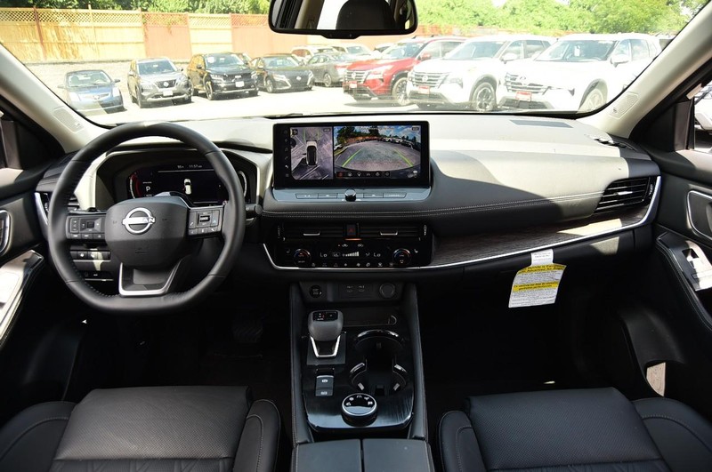 Nissan Rogue Vehicle Image 08