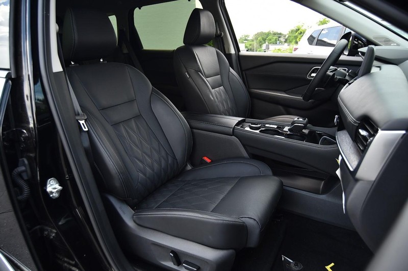 Nissan Rogue Vehicle Image 24