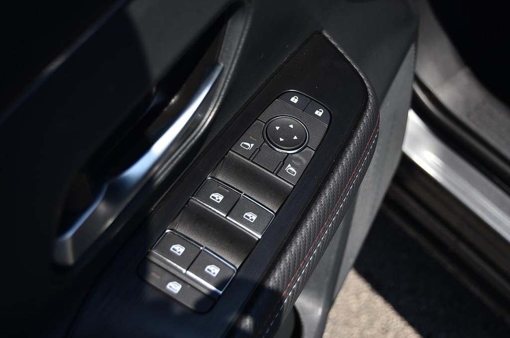 Nissan Kicks Vehicle Image 09