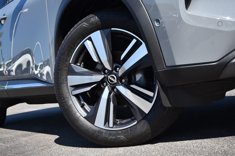 Nissan Rogue Vehicle Image 03