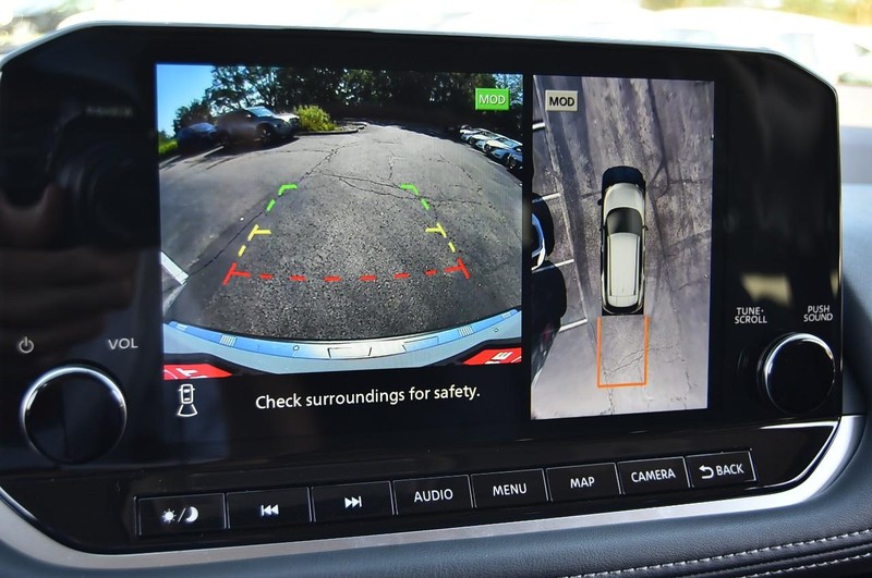 Nissan Rogue Vehicle Image 14