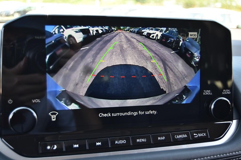 Nissan Rogue Vehicle Image 17