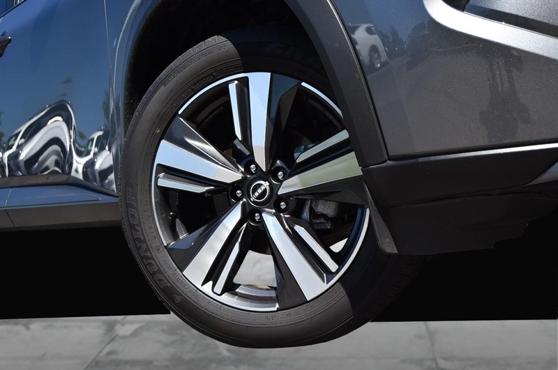 Nissan Rogue Vehicle Image 03