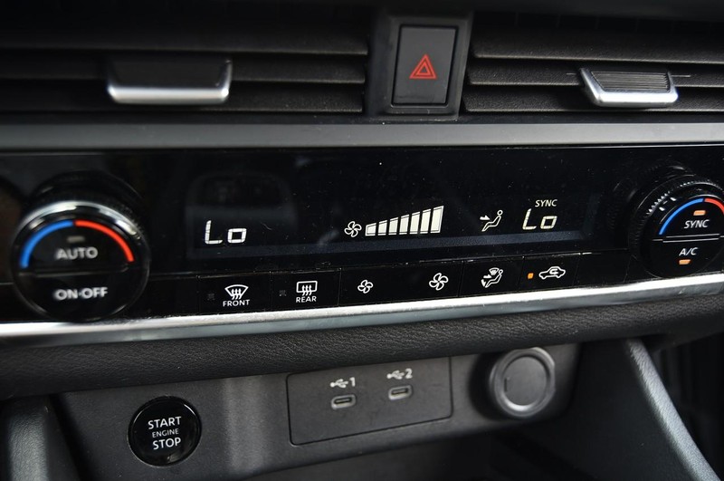 Nissan Rogue Vehicle Image 15