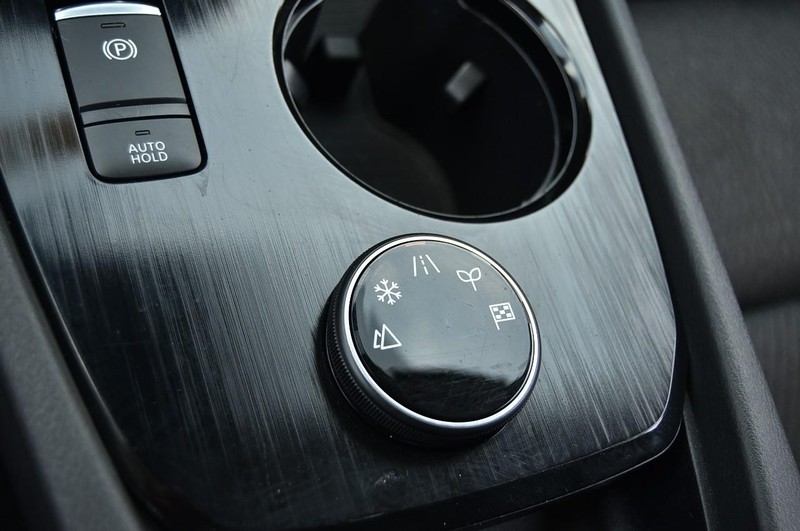 Nissan Rogue Vehicle Image 17