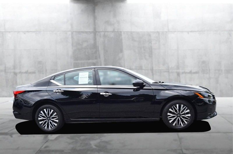 Nissan Altima Vehicle Image 05