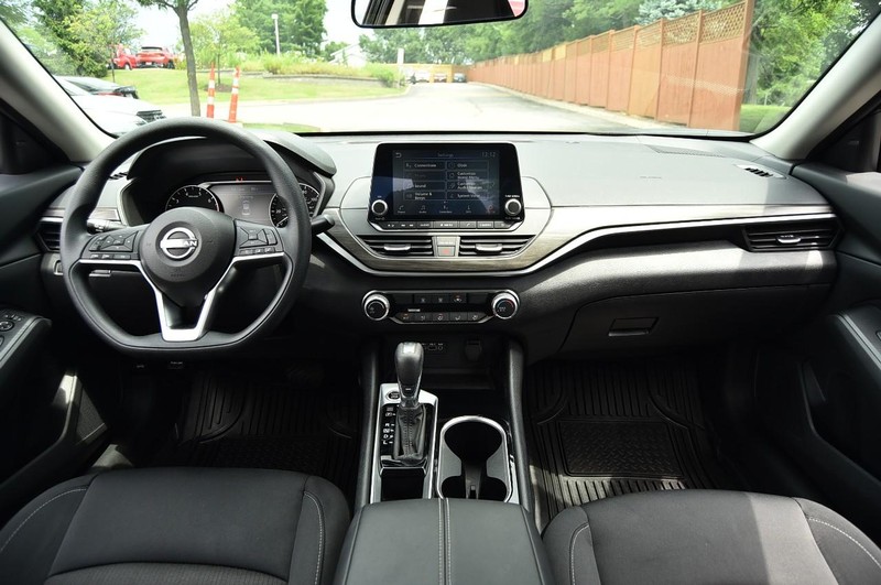 Nissan Altima Vehicle Image 08