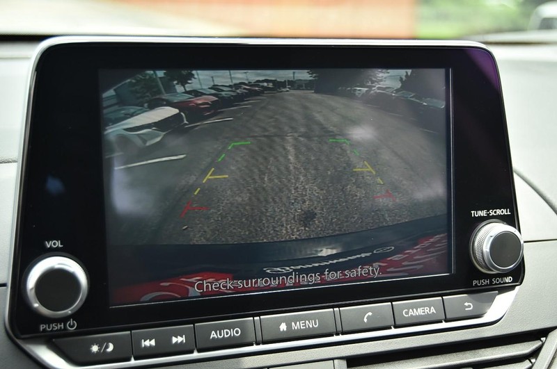 Nissan Altima Vehicle Image 13