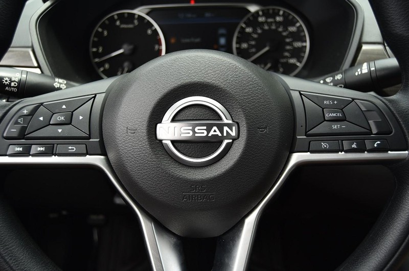Nissan Altima Vehicle Image 18