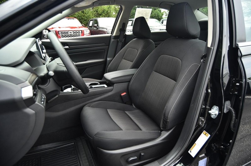 Nissan Altima Vehicle Image 19