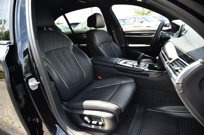 BMW 7 Series Vehicle Image 25