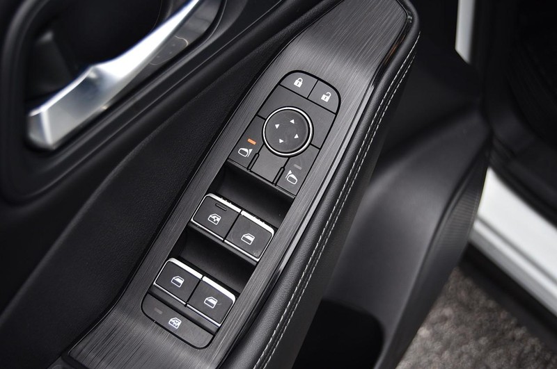 Nissan Rogue Vehicle Image 09
