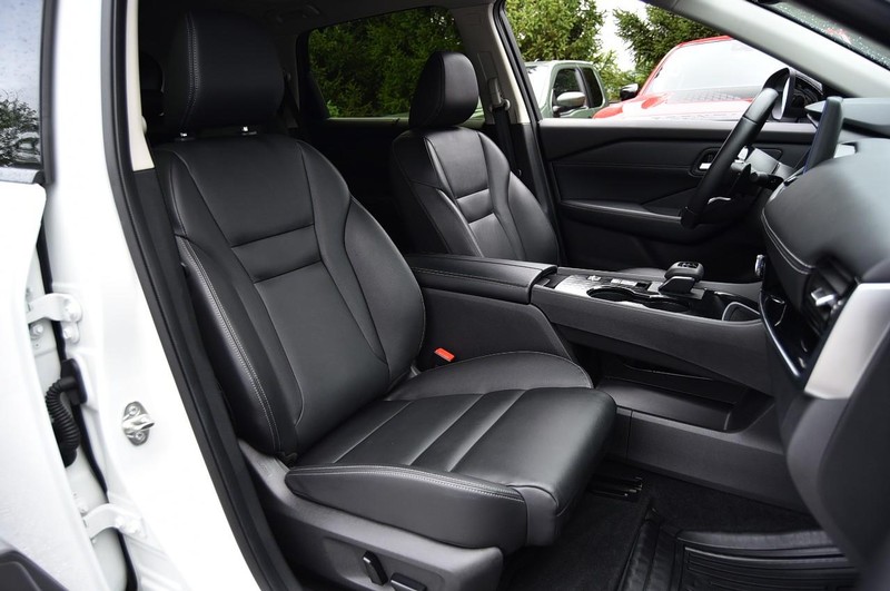 Nissan Rogue Vehicle Image 23
