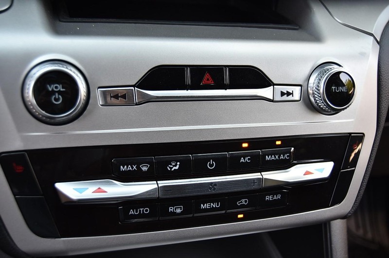 Ford Explorer Vehicle Image 14
