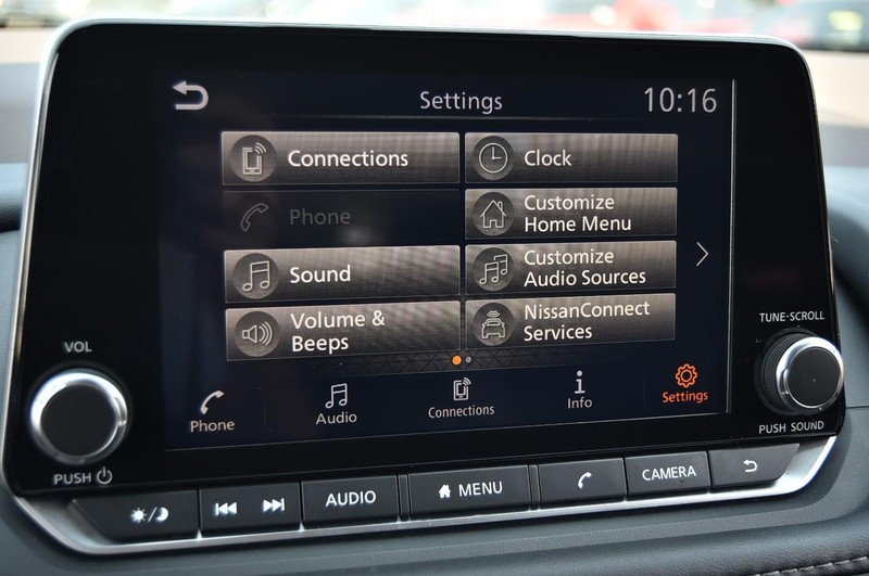 Nissan Rogue Vehicle Image 14