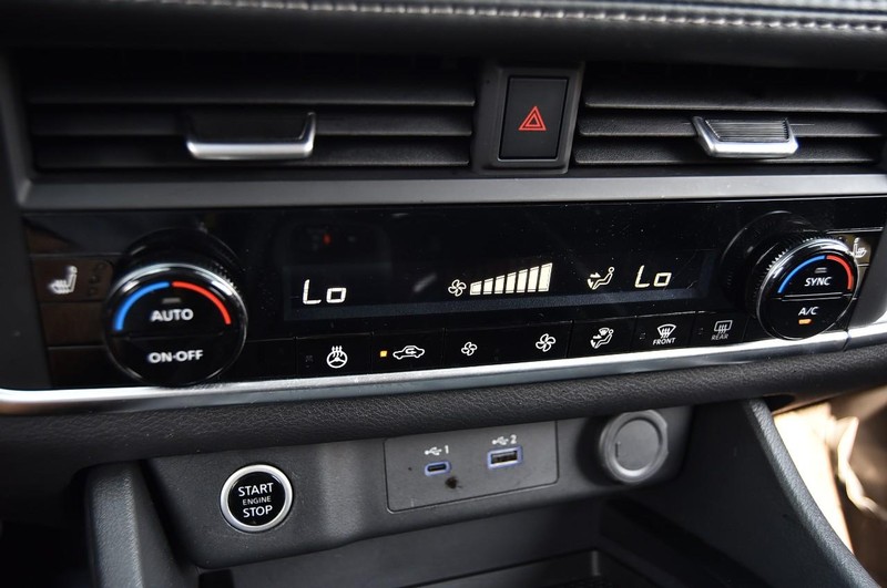 Nissan Rogue Vehicle Image 15