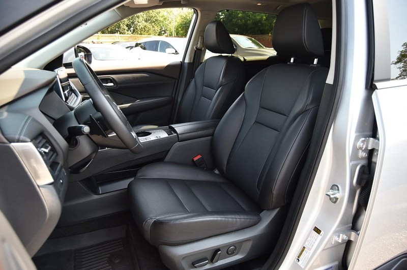 Nissan Rogue Vehicle Image 19