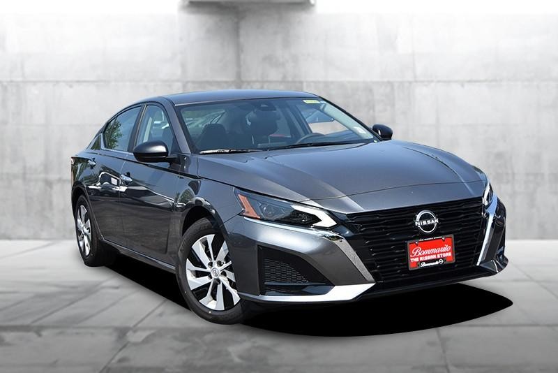 Nissan Altima Vehicle Image 02