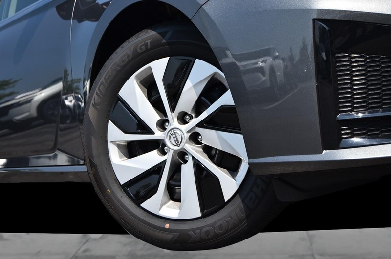 Nissan Altima Vehicle Image 03