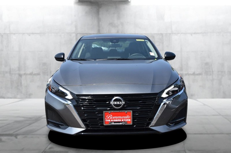Nissan Altima Vehicle Image 04