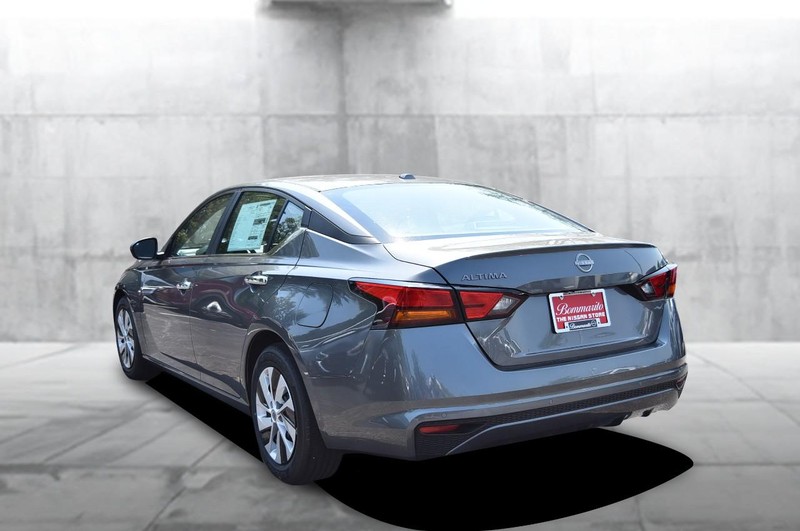 Nissan Altima Vehicle Image 07