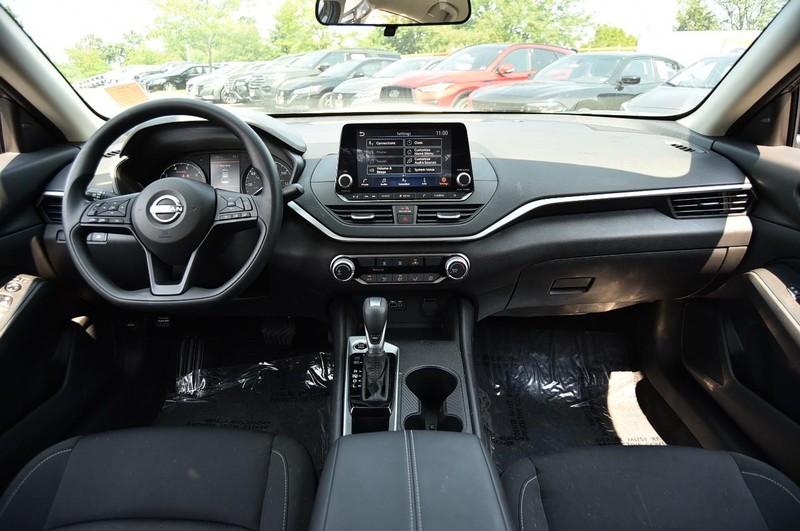Nissan Altima Vehicle Image 08
