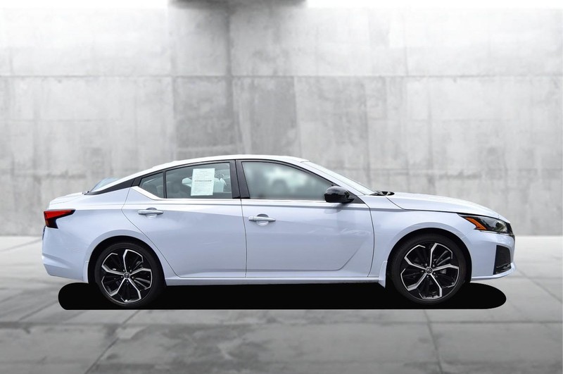 Nissan Altima Vehicle Image 05