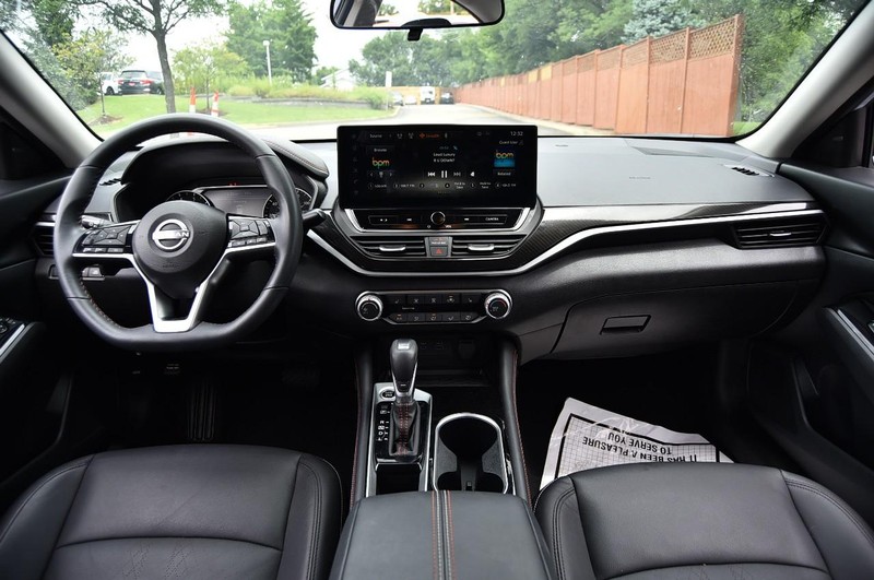 Nissan Altima Vehicle Image 08