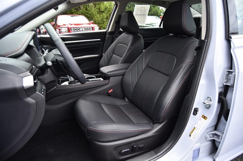 Nissan Altima Vehicle Image 19
