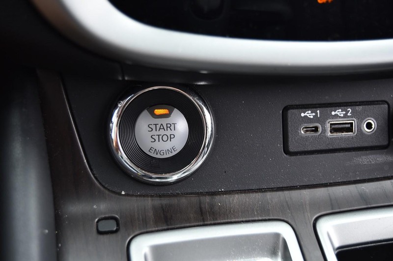 Nissan Murano Vehicle Image 18