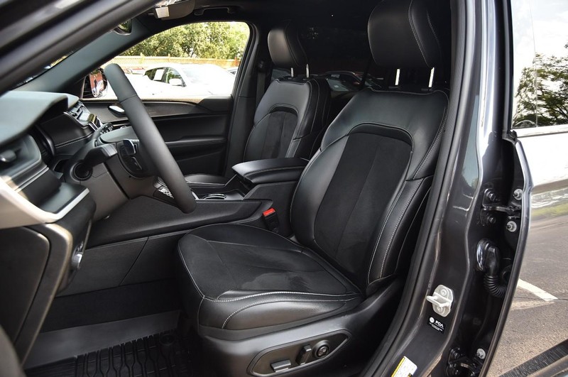 Jeep Grand Cherokee L Vehicle Image 21