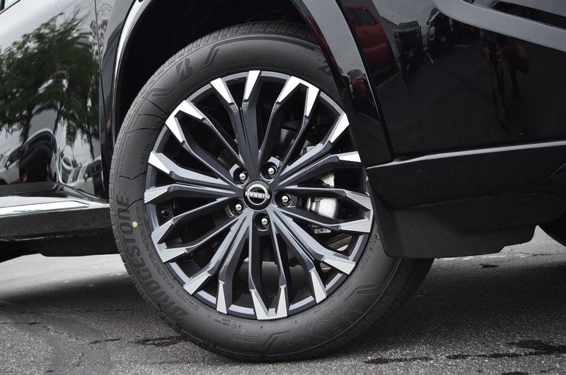 Nissan Rogue Vehicle Image 03