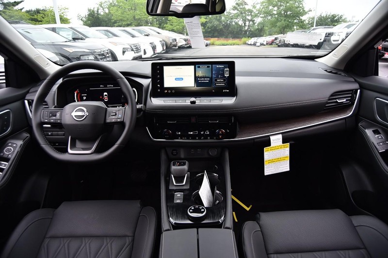 Nissan Rogue Vehicle Image 08