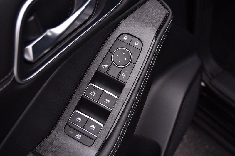 Nissan Rogue Vehicle Image 09