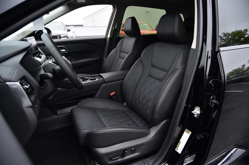 Nissan Rogue Vehicle Image 22