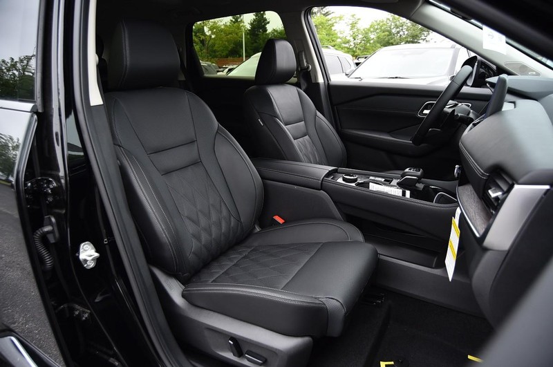 Nissan Rogue Vehicle Image 23
