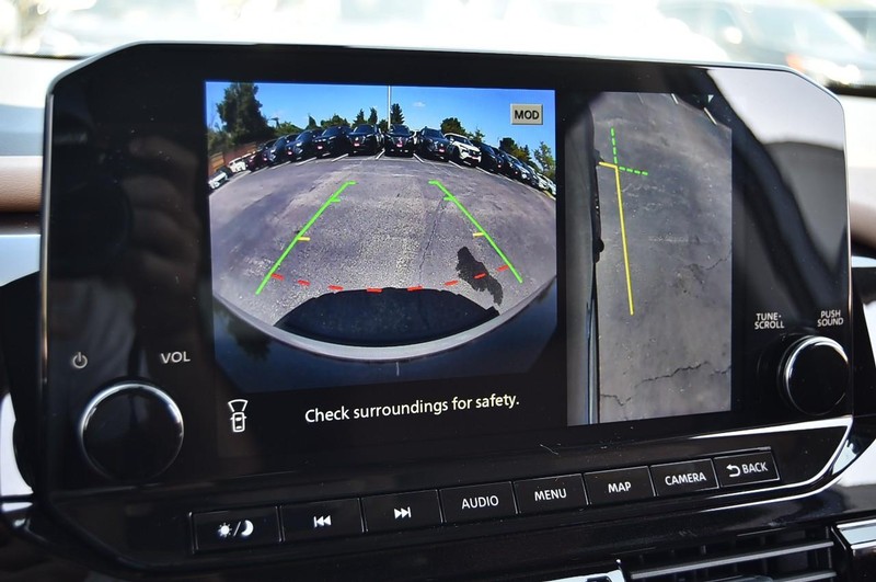 Nissan Pathfinder Vehicle Image 16
