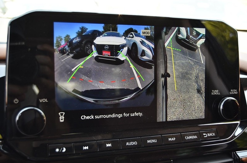 Nissan Pathfinder Vehicle Image 16