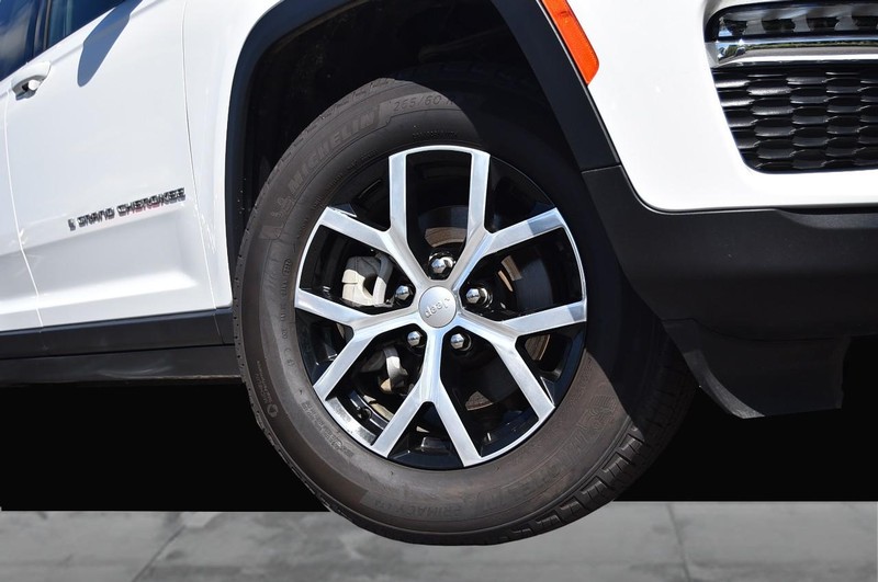 Jeep Grand Cherokee Vehicle Image 03