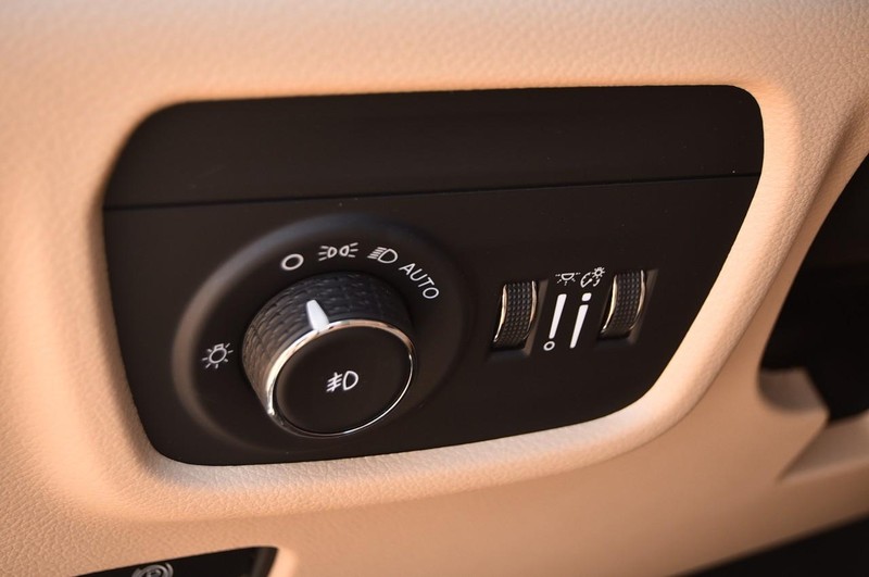Jeep Grand Cherokee Vehicle Image 13