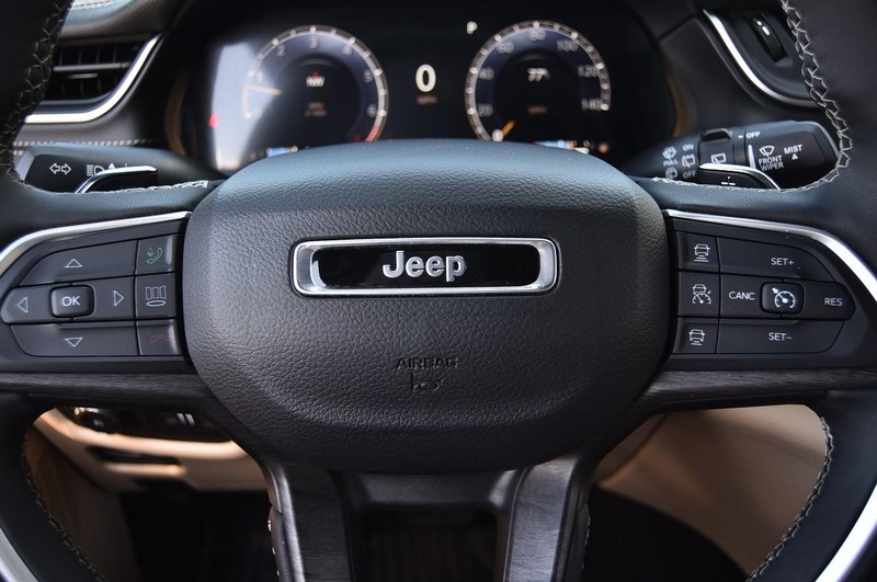 Jeep Grand Cherokee Vehicle Image 21