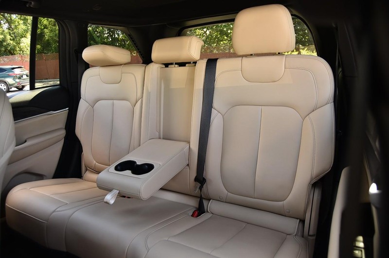 Jeep Grand Cherokee Vehicle Image 24